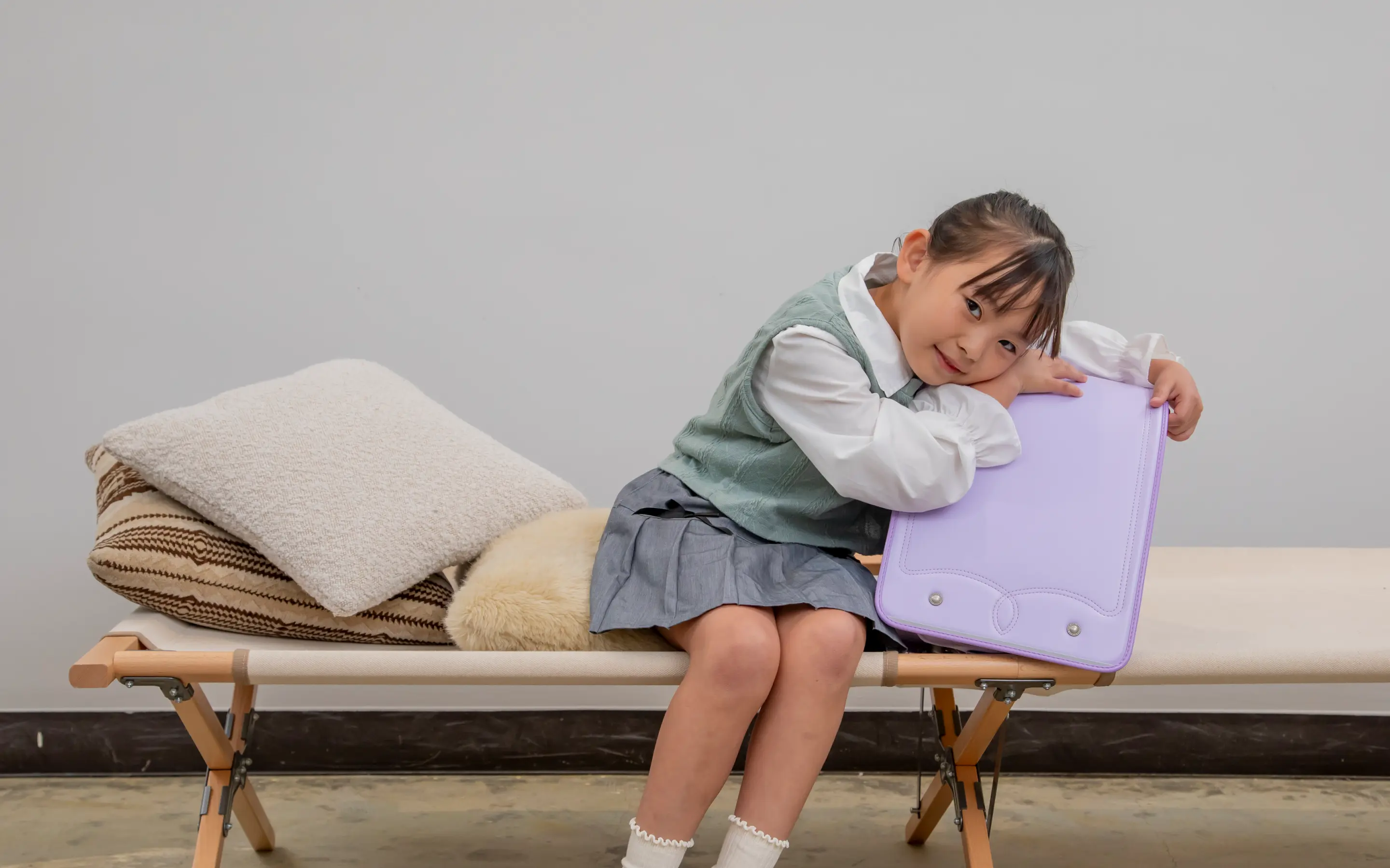 ちいさな背中が、愛おしい So small, so precious. 好奇心や夢を背負って歩む、ちいさな背中に寄り添ってかけがえのない想い出を一緒に育みます。