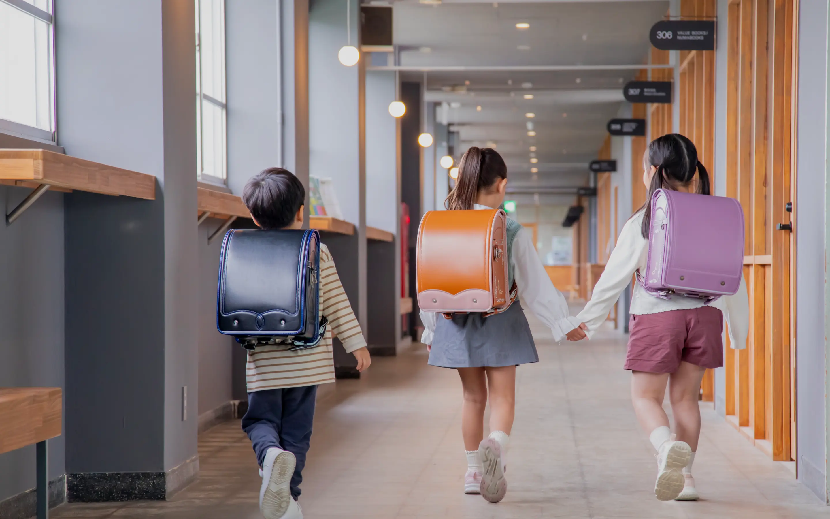 ちいさな背中が、愛おしい So small, so precious. 好奇心や夢を背負って歩む、ちいさな背中に寄り添ってかけがえのない想い出を一緒に育みます。